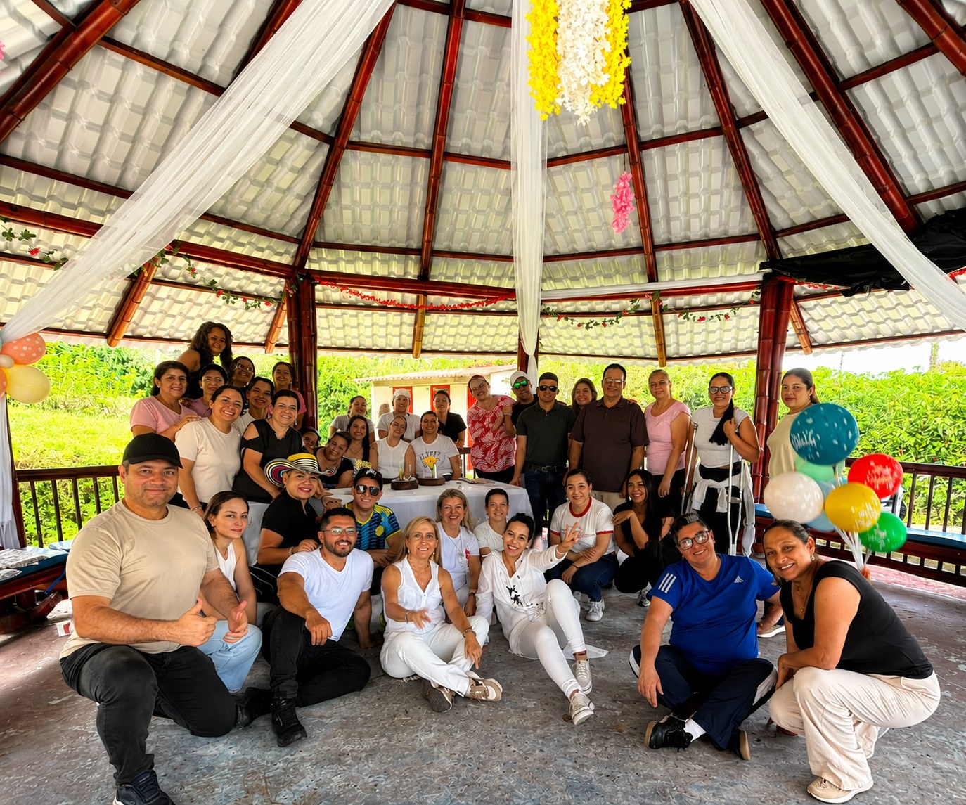 Equipo participando en un programa corporativo de bienestar